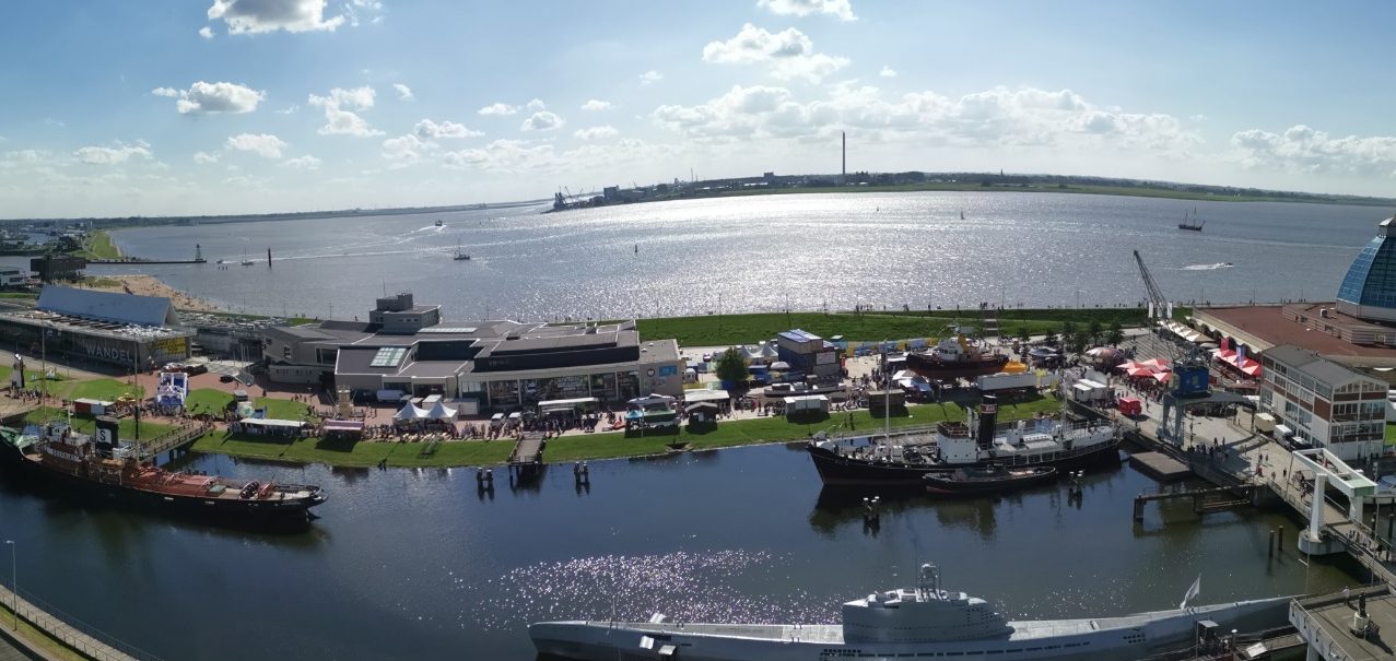 Blick aus der Ferienwohnung Langwald-Moltkau auf das maritime Leben in Bremerhaven Blick auf das Schifffahrtsmuseum, die Weser, Mein Outlet & Shopping-Center" (ehem. Mediterraneo), Museumsschiffe
