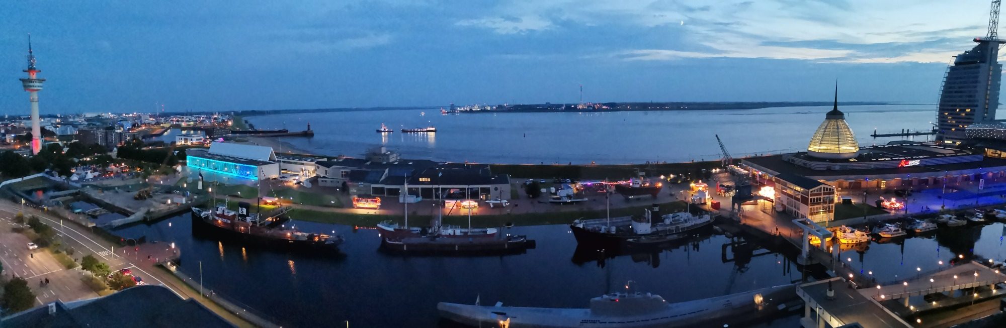 Blick aus der Ferienwohnung Langwald-Moltkau auf das maritime Leben am Abend in Bremerhaven Blick auf die abendliche Weser, den Richtfunkturm, Doppelschleuse Fischerreihafen, Schifffahrtsmuseum, Mein Outlet & Shopping-Center