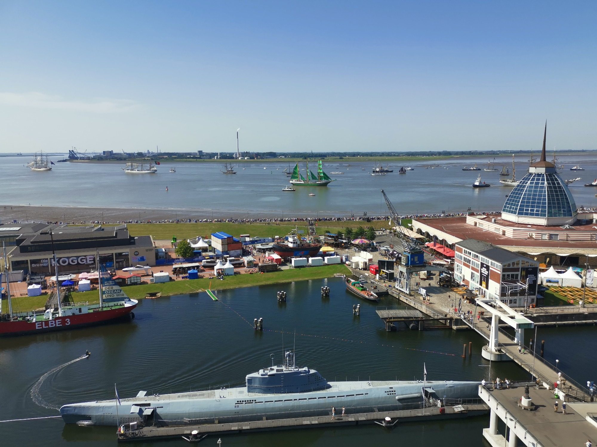 Blick aus der Ferienwohnung Langwald-Moltkau während der Sail in Bremerhaven Blick auf das Schifffahrtsmuseum, die Weser, Mein Outlet & Shopping-Center" (ehem. Mediterraneo), Museumsschiffe